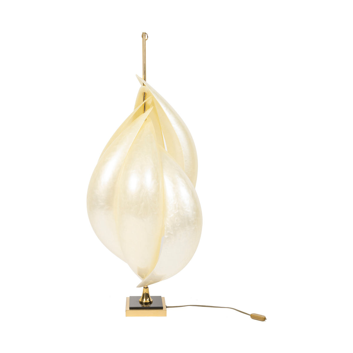 Lampe Coquillage de la Maison Rougier, méthacrylate nacré et laiton — trois-quarts, coques écartées