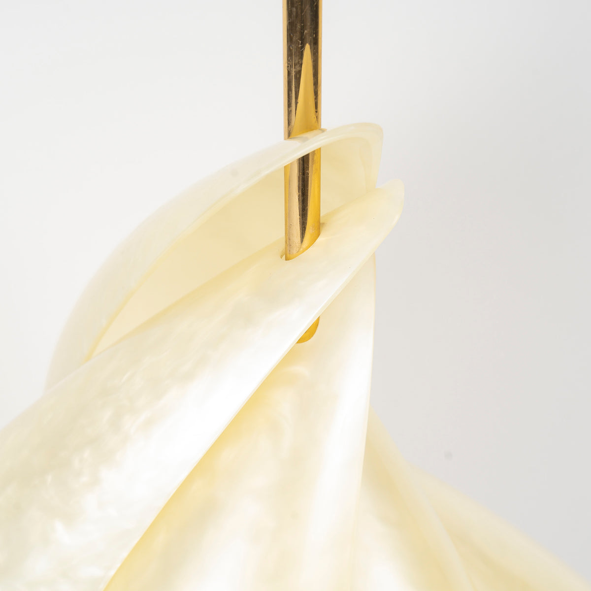 Lampe Coquillage de la Maison Rougier, méthacrylate nacré et laiton — détail des coques et de la tige de laiton