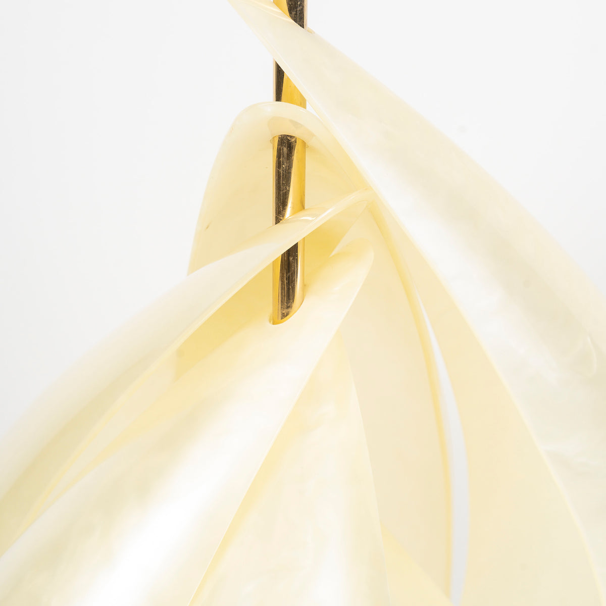 Lampe Coquillage de la Maison Rougier, méthacrylate nacré et laiton — détail de la matière nacrée
