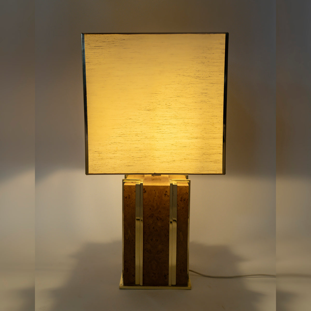 Lampe en loupe d'orme et laiton allumée