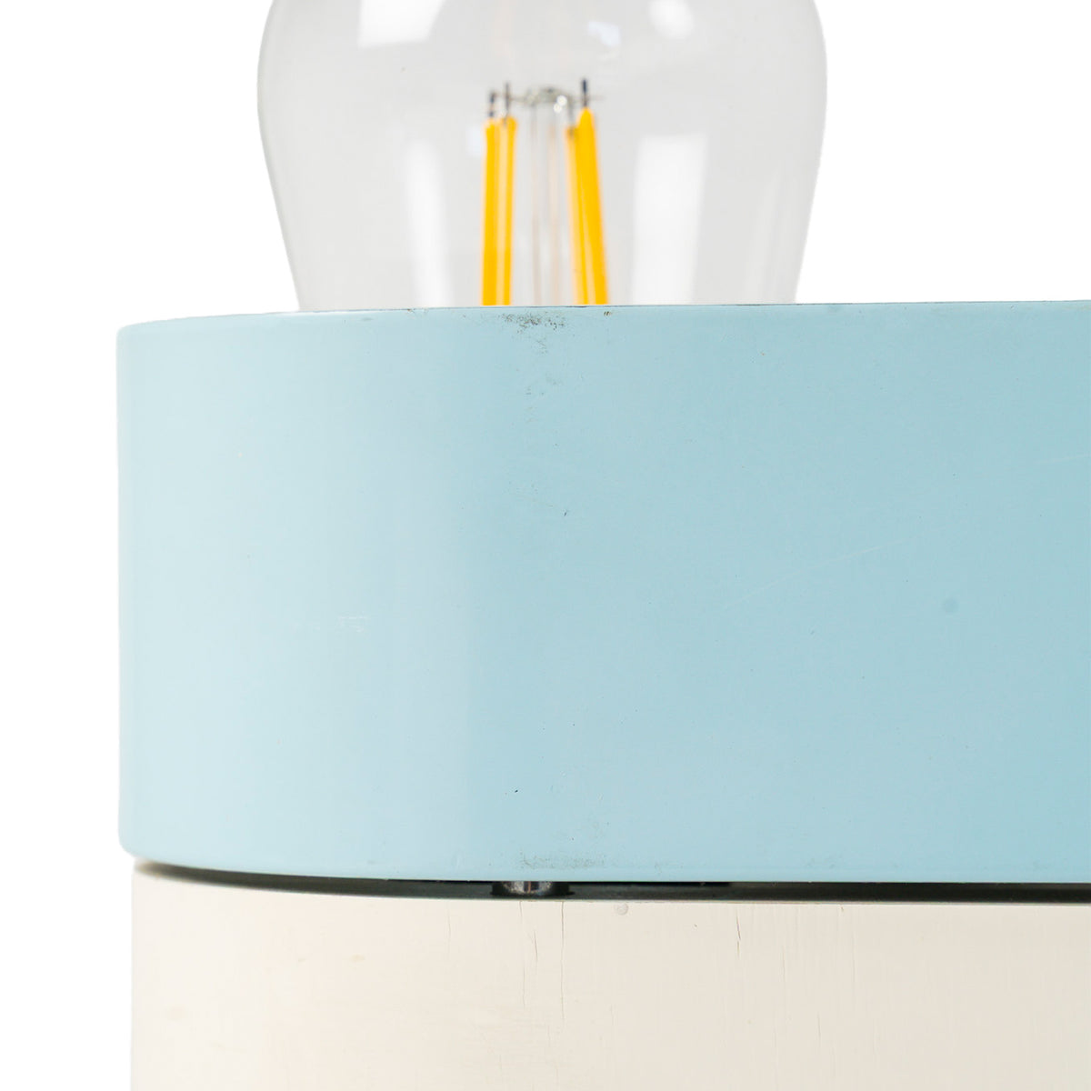 Lampe de table dite transistor, Italie, 1980, bois et métal laqués — détail d'une ampoule et du bandeau