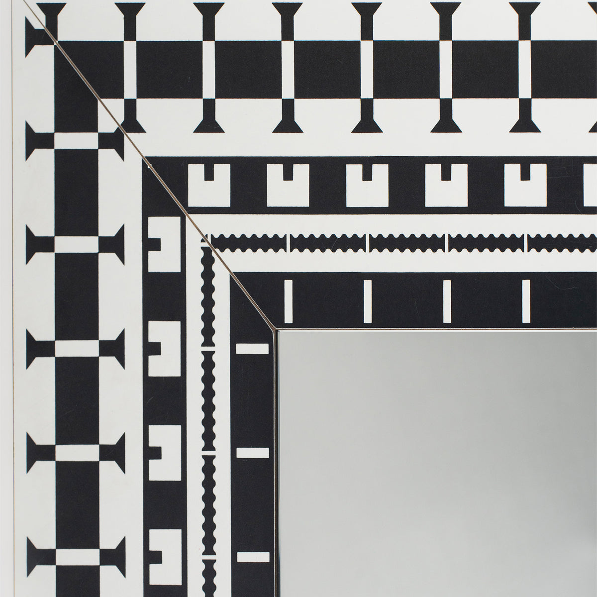 Miroir mural Ollo d'Alessandro Mendini pour Museo Alchimia, 1988 — détail du damier noir et blanc