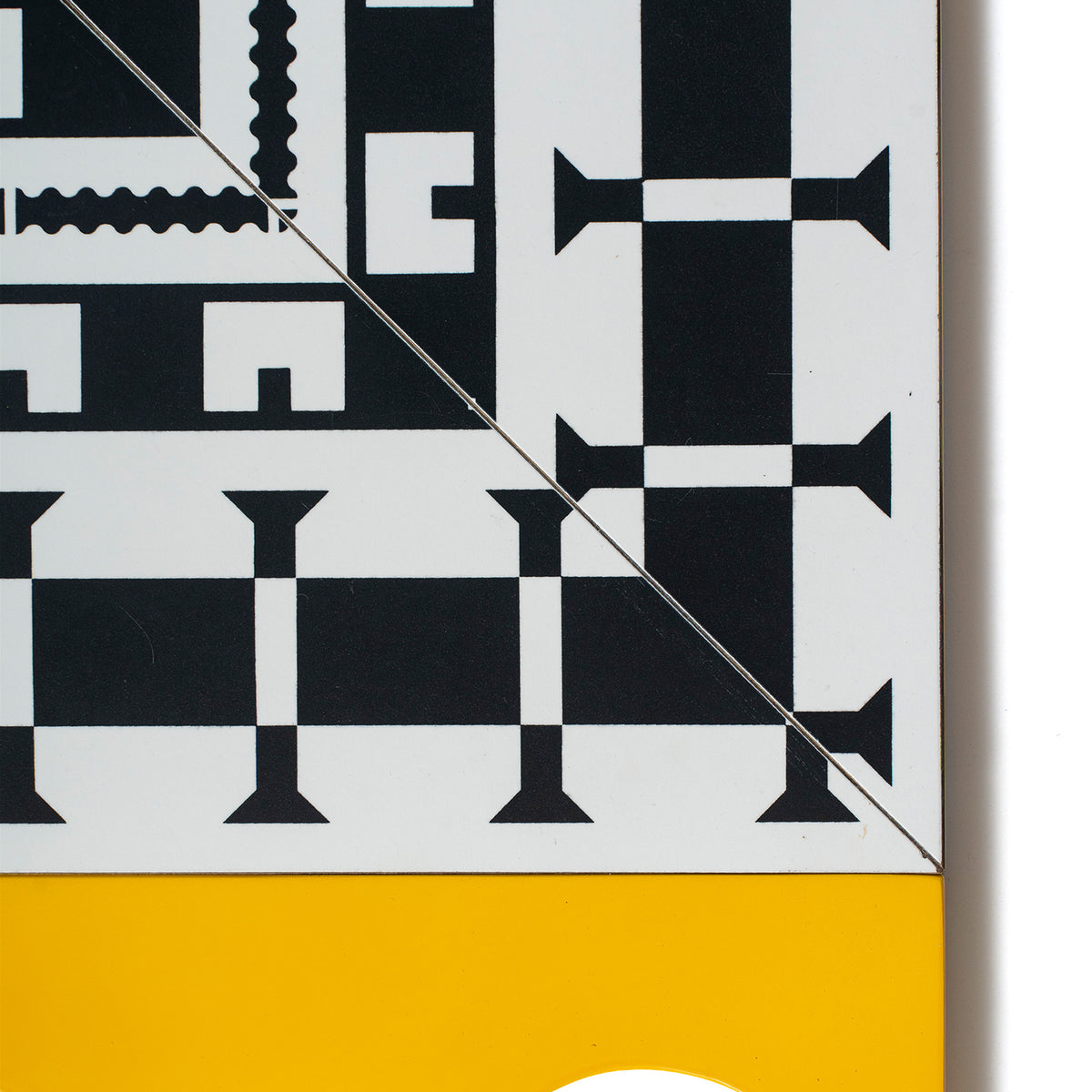 Miroir mural Ollo d'Alessandro Mendini pour Museo Alchimia, 1988 — détail de la crénelure jaune