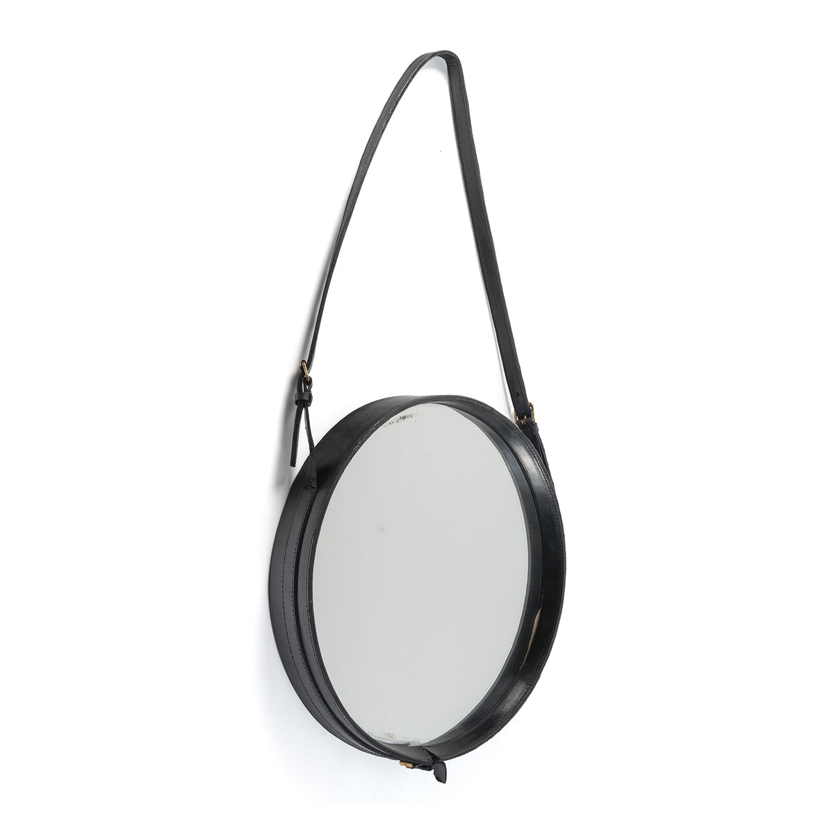 Miroir à sangle de cuir attribué à Jacques Adnet, France, années 1950 — trois-quarts