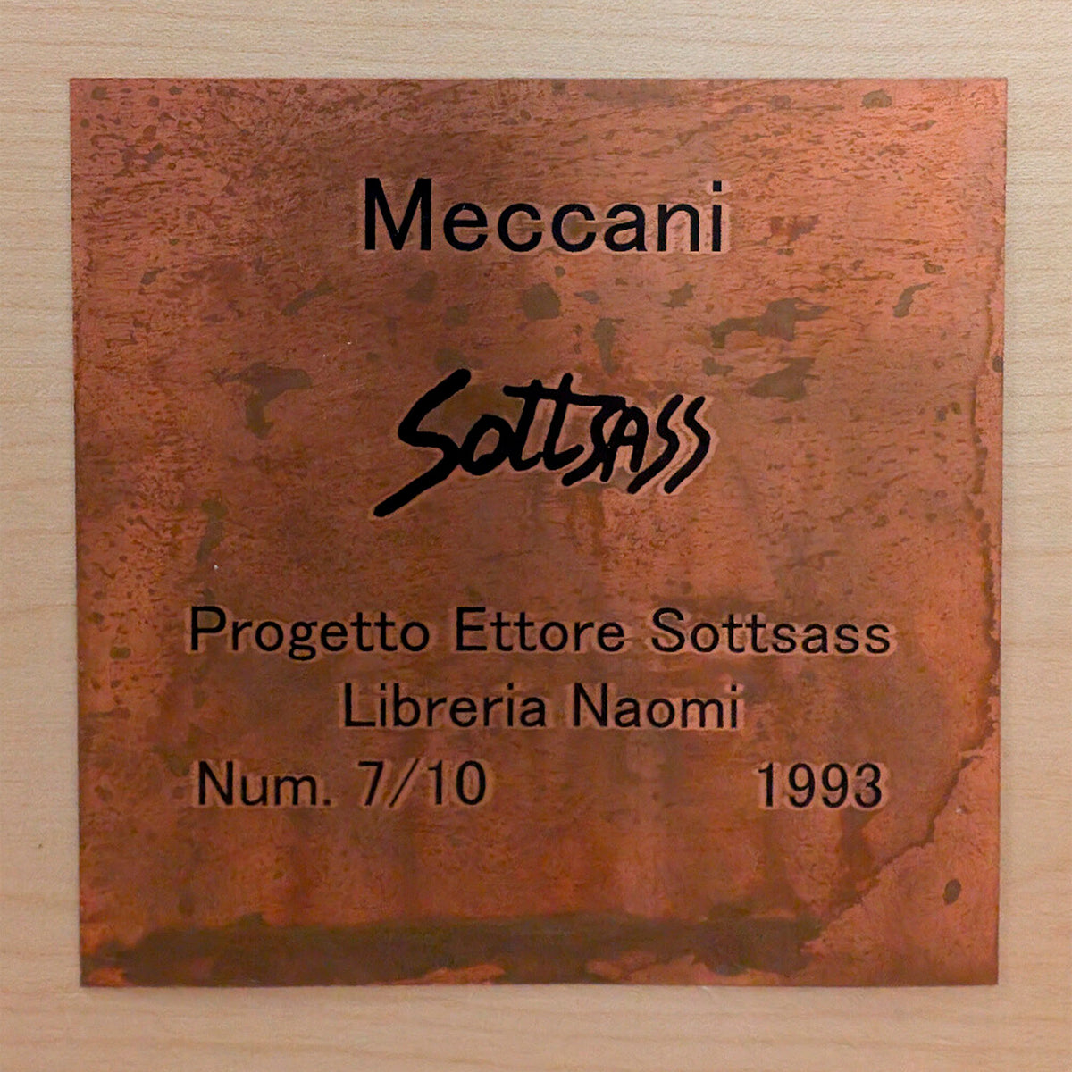 Bibliothèque « Naomi » d'Ettore Sottsass pour Meccani Arredamenti, 1993 – plaque signée « Libreria Naomi, 7/10, 1993 » – Galerie 90