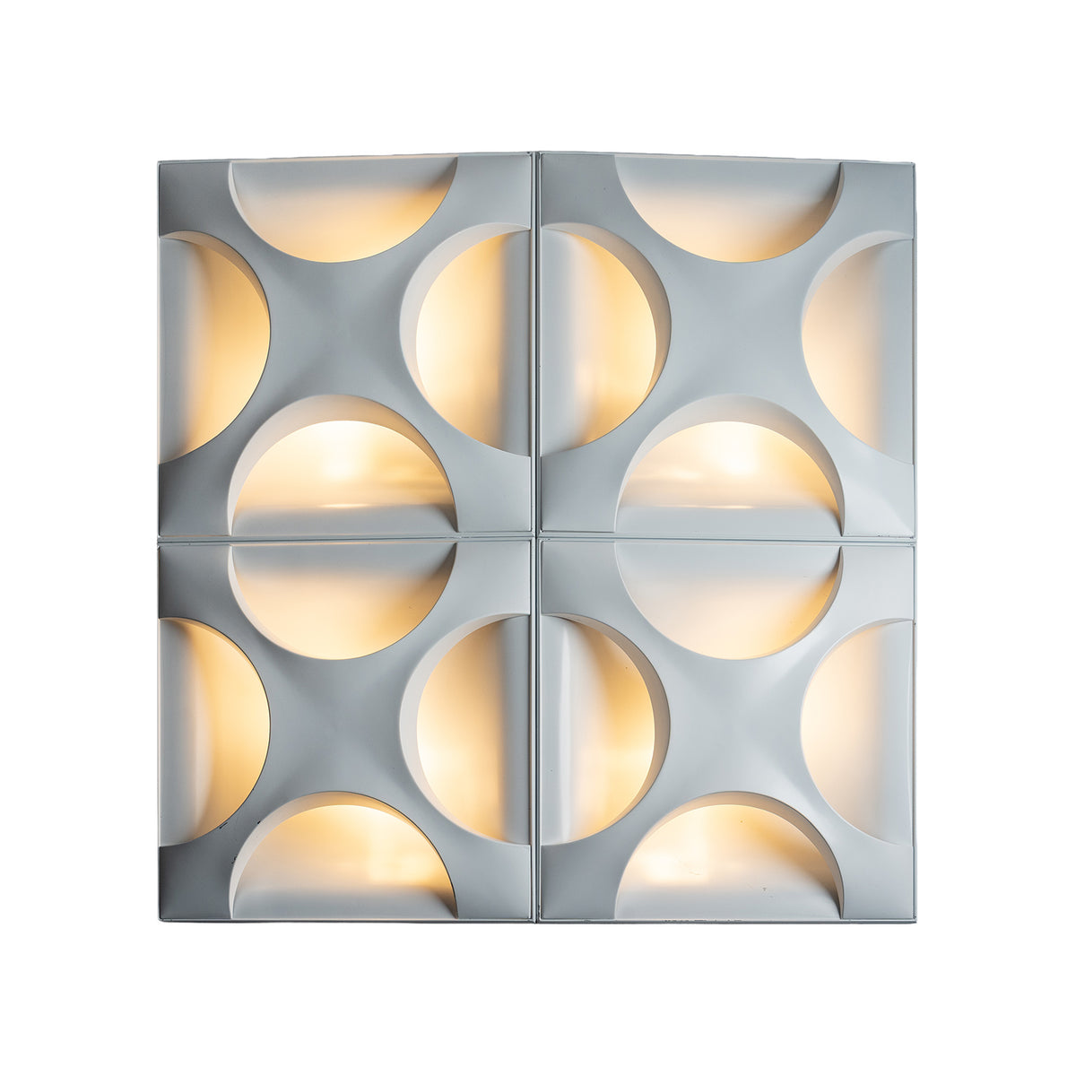Appliques « Oyster » de Rolf Krüger pour Staff Leuchten, 1968 – les quatre panneaux allumés, trois-quarts – Galerie 90