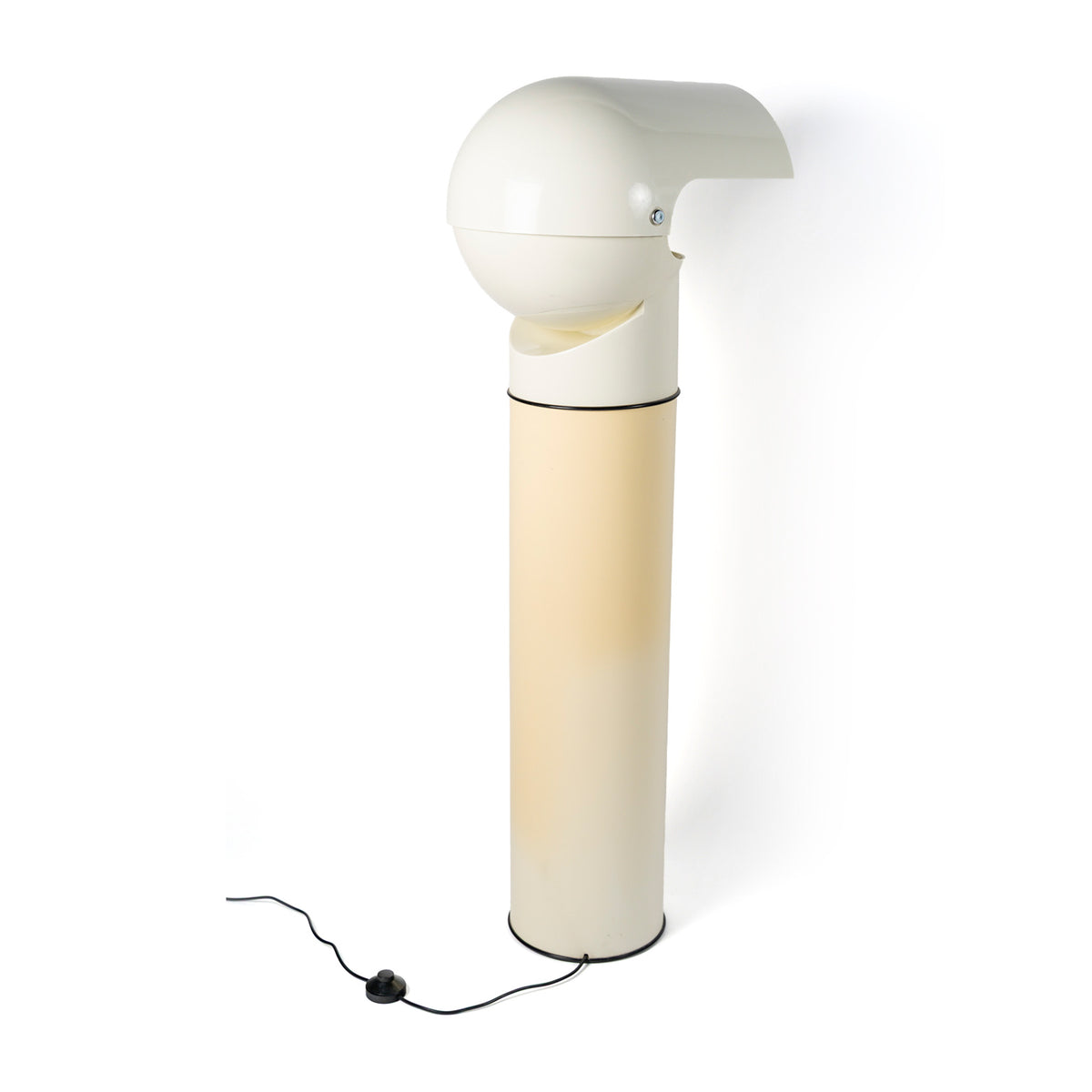 Lampadaire « Pileo » de Gae Aulenti pour Artemide, 1972 – calotte pivotée, trois-quarts – Galerie 90