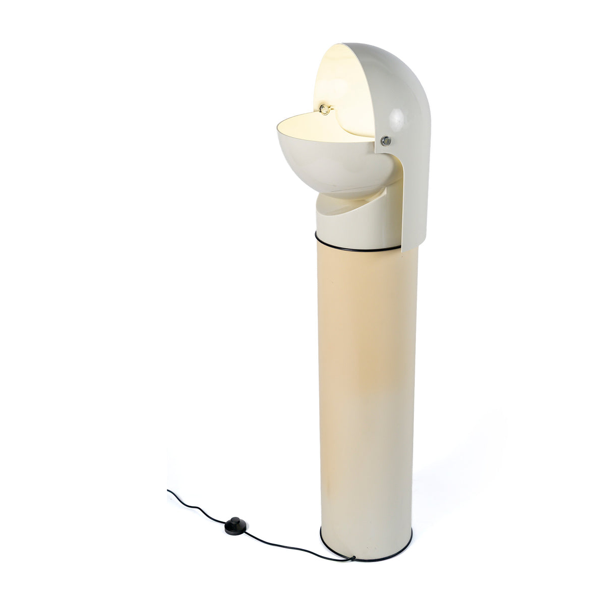 Lampadaire « Pileo » de Gae Aulenti pour Artemide, 1972 – allumé, calotte ouverte – Galerie 90