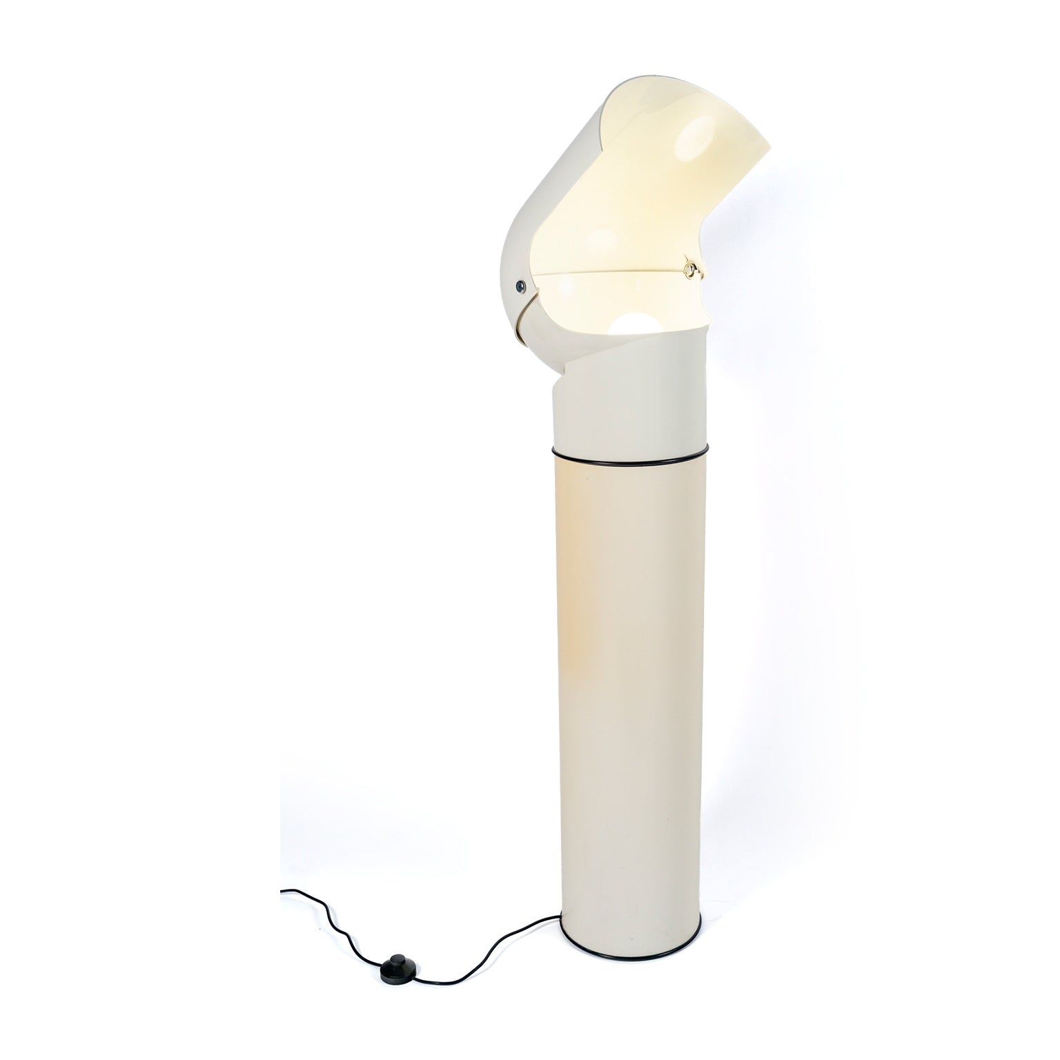 Lampadaire « Pileo » de Gae Aulenti pour Artemide, 1972 – calotte relevée, vue d'ensemble – Galerie 90