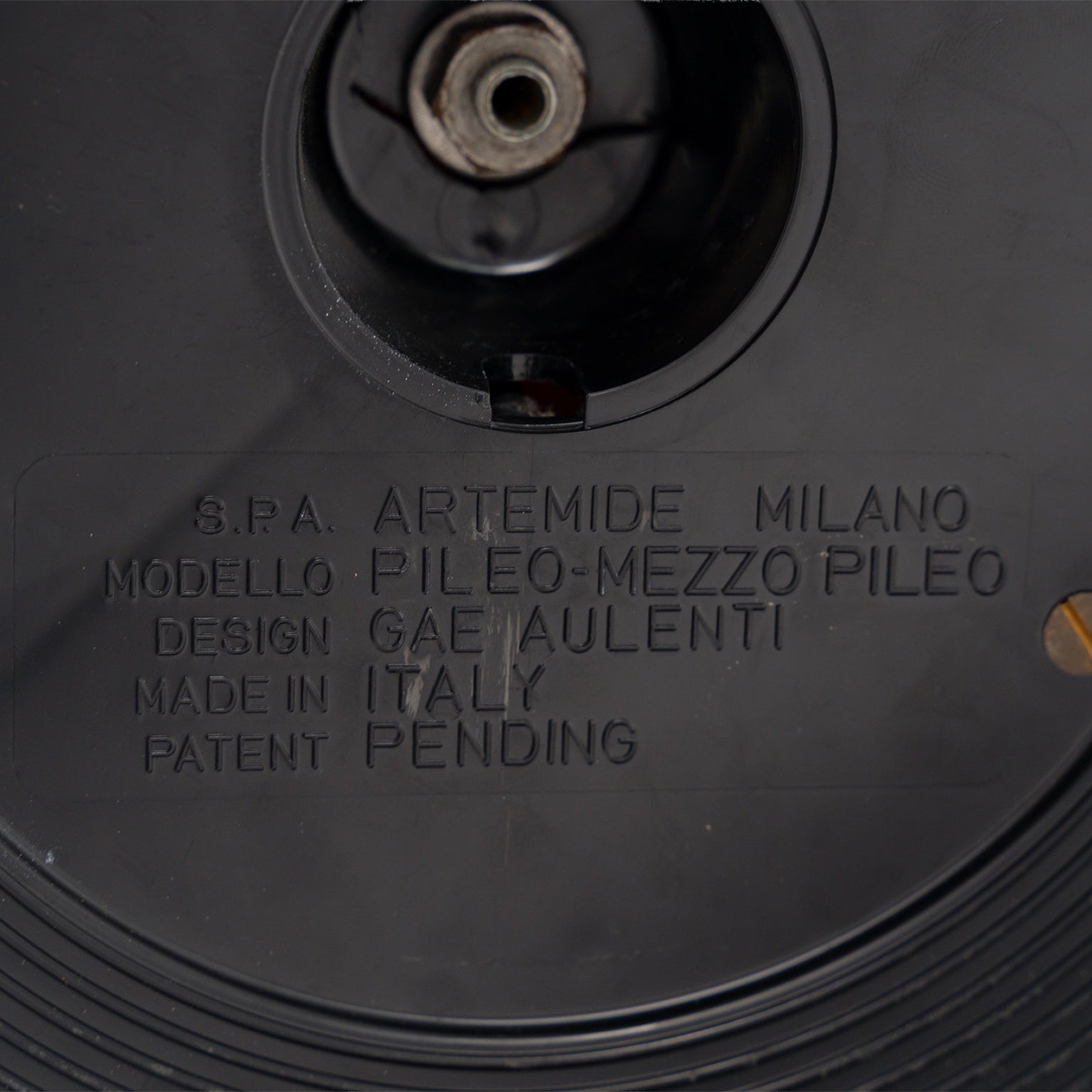 Lampadaire « Pileo » de Gae Aulenti pour Artemide, 1972 – marquage d'origine sous la base : S.p.A. Artemide Milano, modèle Pileo-Mezzo Pileo, design Gae Aulenti, Made in Italy – Galerie 90