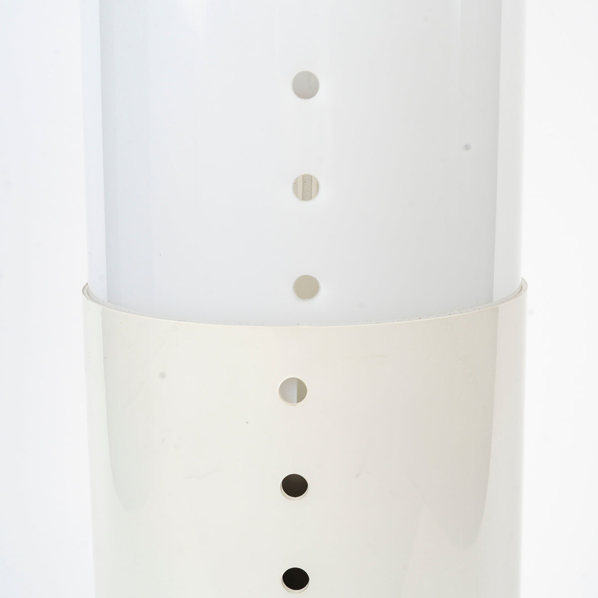 Lampe Pillola de Casati et Ponzio, ABS moulé, 1968 — détail de la colonne de perforations