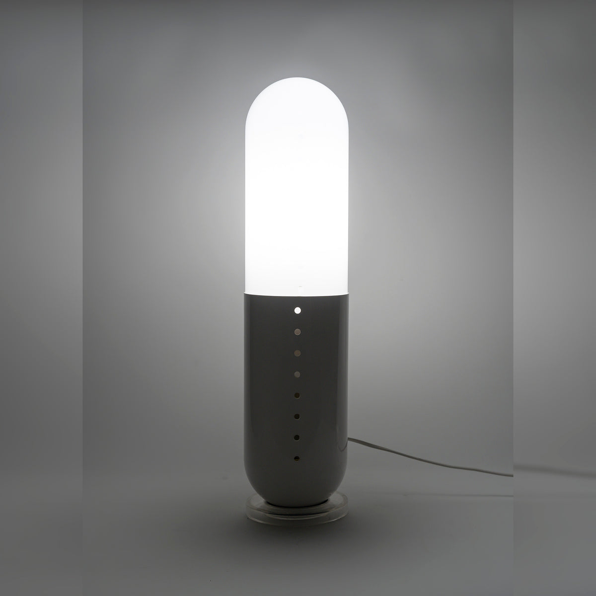 Lampe Pillola de Casati et Ponzio, ABS moulé, 1968 — allumée, fond sombre