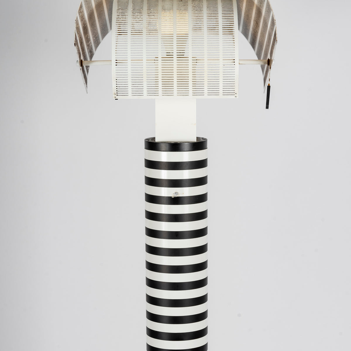 Lampadaire Shogun de Mario Botta pour Artemide, 1986 – la tête et la colonne à rayures – Galerie 90