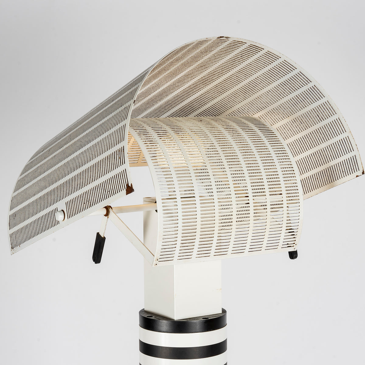 Lampadaire Shogun de Mario Botta pour Artemide, 1986 – le réflecteur en tôle perforée, de trois-quarts – Galerie 90