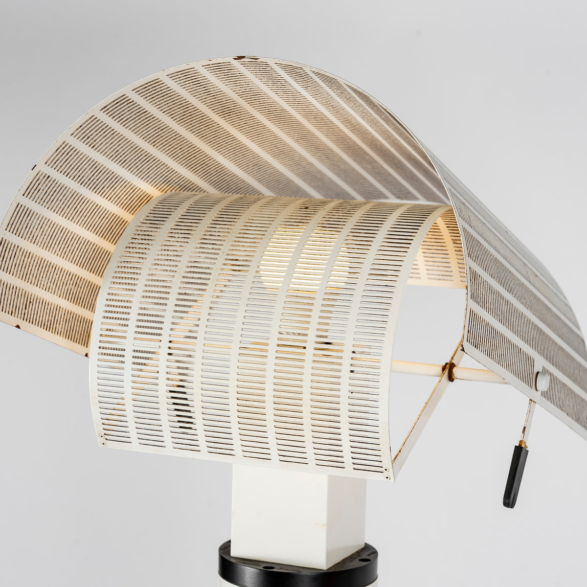 Lampadaire Shogun de Mario Botta pour Artemide, 1986 – le réflecteur en tôle perforée – Galerie 90