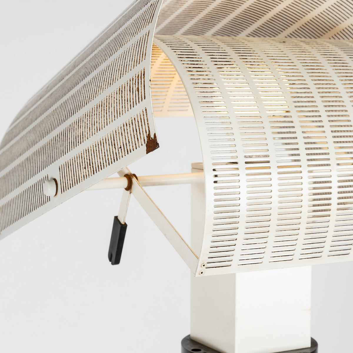 Lampadaire Shogun de Mario Botta pour Artemide, 1986 – le réflecteur et son bras articulé – Galerie 90