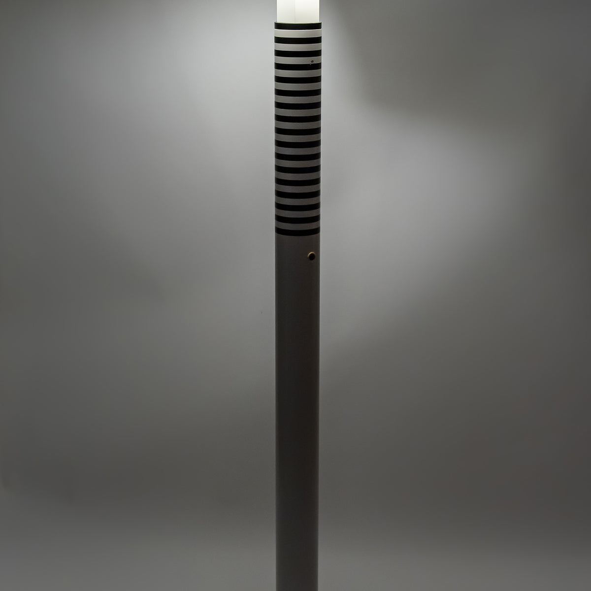 Lampadaire Shogun de Mario Botta pour Artemide, 1986 – allumé, dans la pénombre – Galerie 90