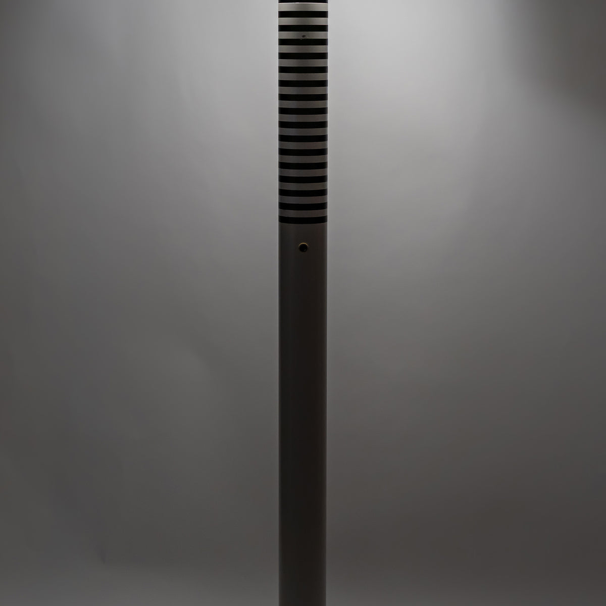 Lampadaire Shogun de Mario Botta pour Artemide, 1986 – allumé, dans la pénombre, de trois-quarts – Galerie 90