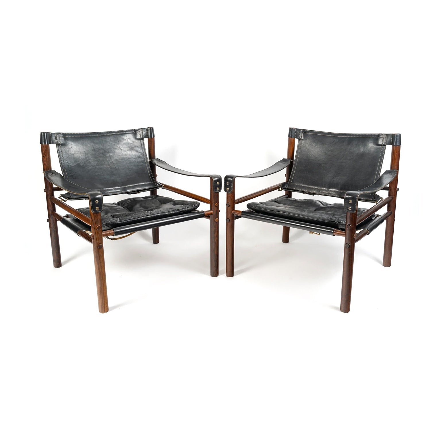 Paire de fauteuils « Sirocco » d'Arne Norell, 1960 – la paire, trois-quarts – Galerie 90