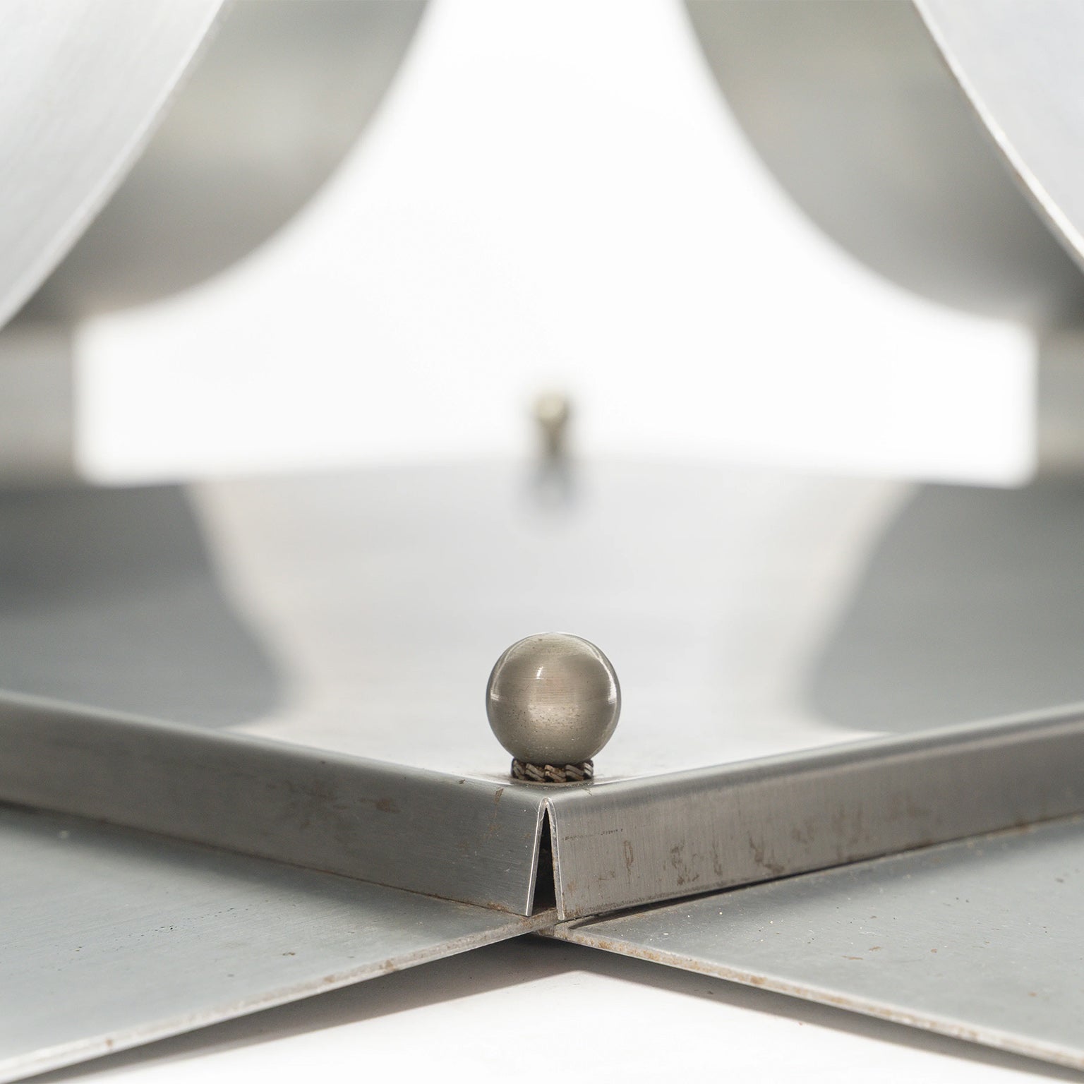 Table basse de François Monnet pour Kappa, 1970 – centre du piètement, sphère de jonction – Galerie 90