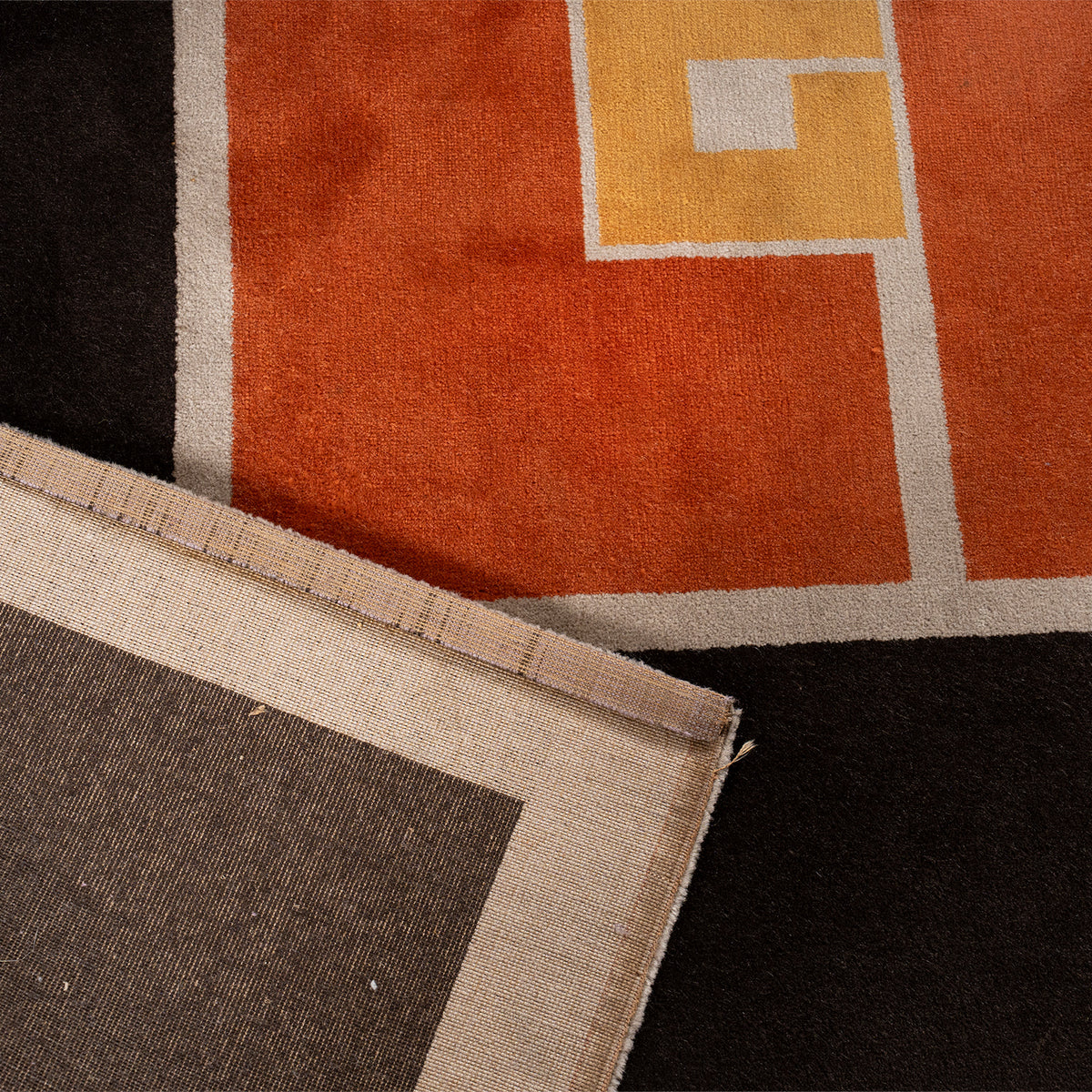 Tapis géométrique en laine, France, c.1970, 160 x 160 cm — angle et épaisseur de la laine