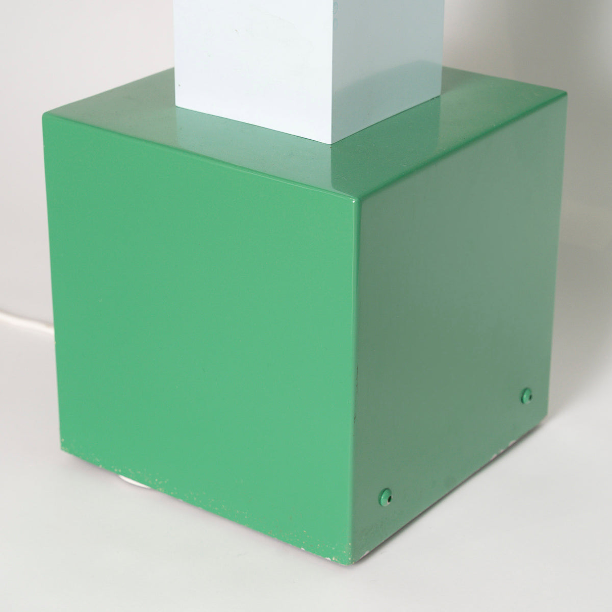Totem lumineux en acier laqué, Italie, 1990 — socle vert et premier module