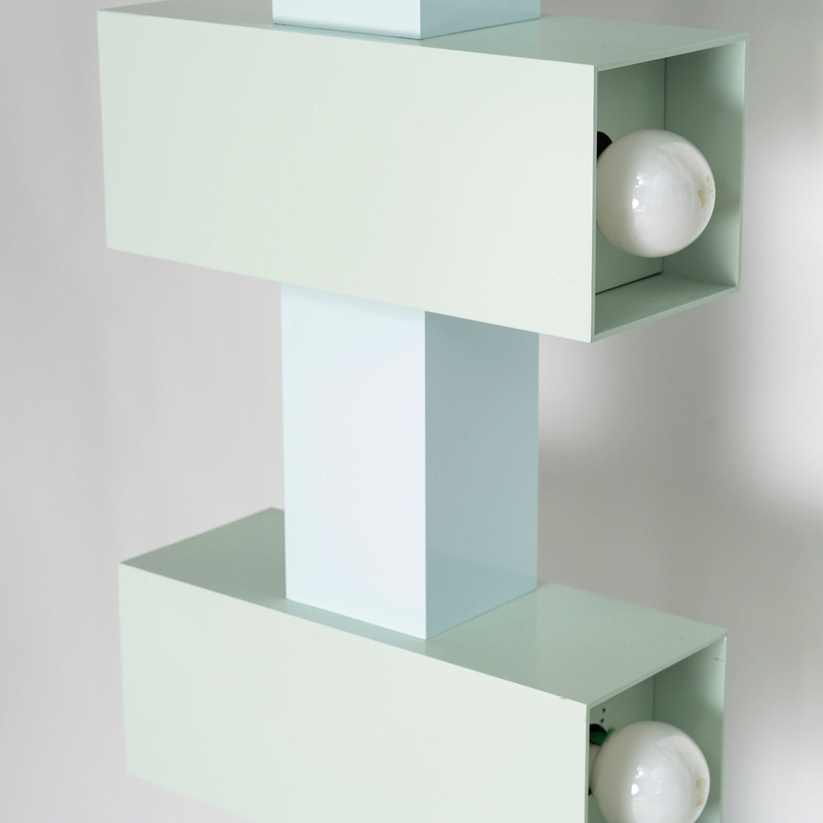 Totem lumineux en acier laqué, Italie, 1990 — modules en porte-à-faux